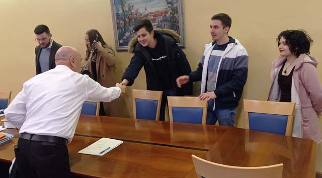 Karlo se Starčević pozdravlja sa svojim stipendistima/Snimio Marko ČULJAT                                                                                                                                                                                 